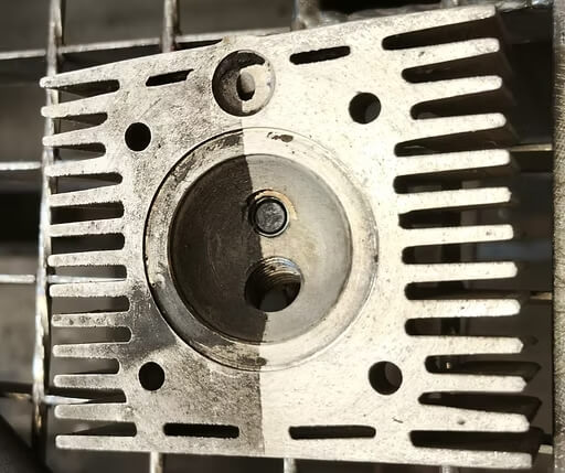 Detail obnoveného kovového povrchu autodílu
